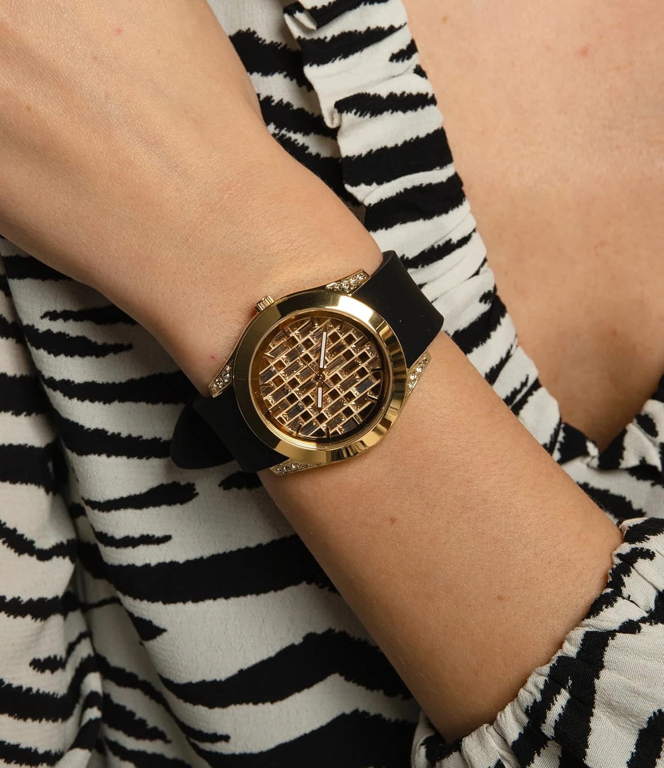 GUESS Women's Quartz Watch with Analog Display and Silicone Strap GW0109L1